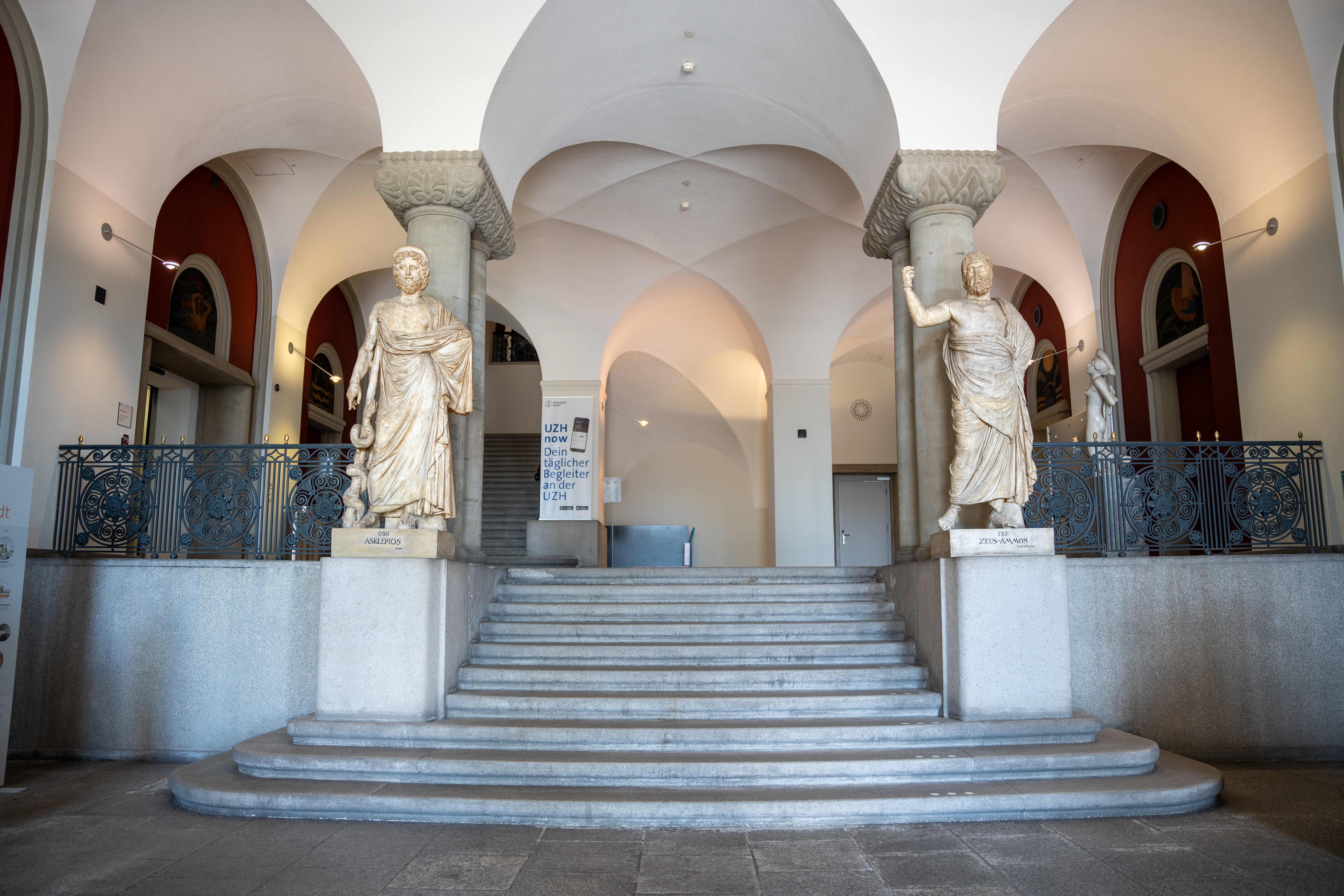 Photo of the Künstlergasse entrance with Zeus and Asklepios